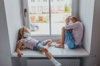 UPSET beyaz kızlar karantinada üzgün. Maske takıyorlar.