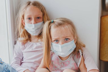 Coronavirus maskeli küçük çocuklar evde kaldı ve...