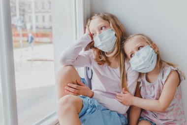 Coronavirus maskeli küçük çocuklar evde kaldı ve...