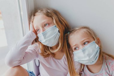 Coronavirus maskeli küçük çocuklar evde kaldı ve...
