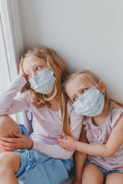 Coronavirus maskeli küçük çocuklar evde kaldı ve...