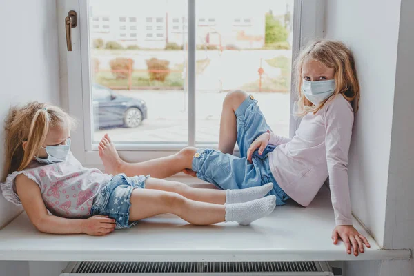 UPSET beyaz kızlar karantinada üzgün. Maske takıyorlar.