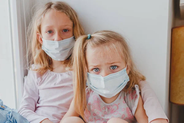 Niños Pequeños Con Máscaras Coronavirus Permanecieron Casa — Foto de Stock