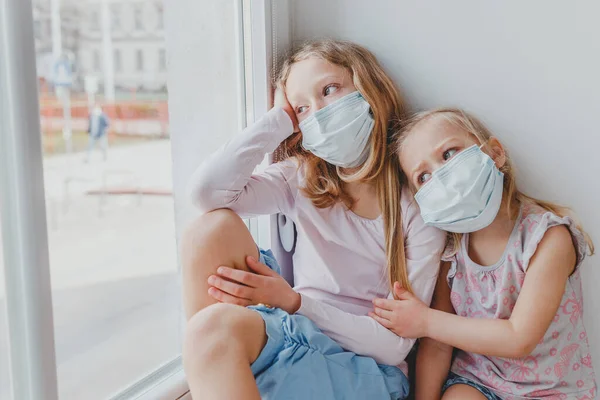 Coronavirus maskeli küçük çocuklar evde kaldı ve...