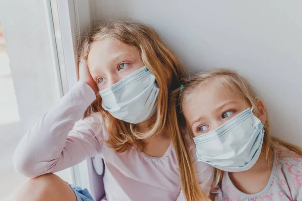 Coronavirus maskeli küçük çocuklar evde kaldı ve...