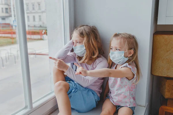 Coronavirus maskeli küçük çocuklar evde kaldı ve...