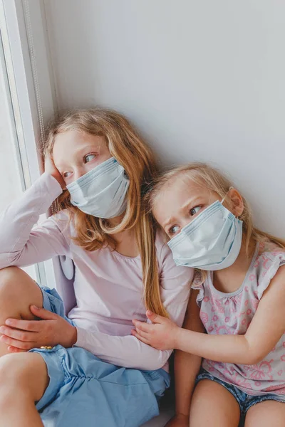 Niños Pequeños Con Máscaras Coronavirus Permanecieron Casa — Foto de Stock