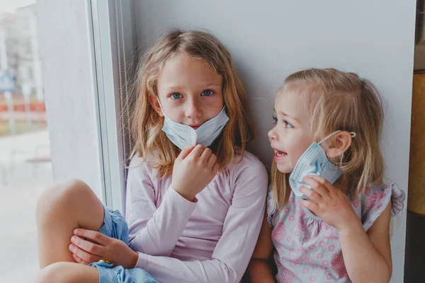 Chicas Rubias Quieren Enfermarse Quieren Usar Máscaras — Foto de Stock