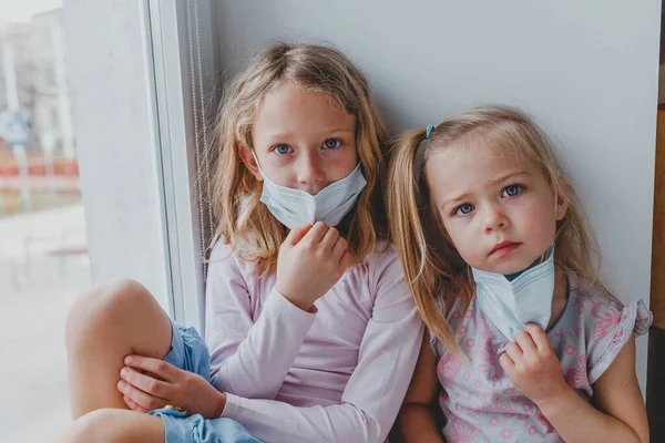 Chicas Rubias Quieren Enfermarse Quieren Usar Máscaras — Foto de Stock