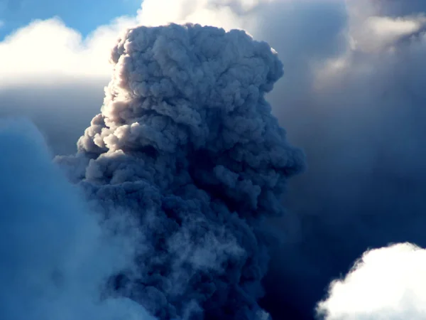 Explosión de nube caliente masiva a través del cielo — Foto de Stock