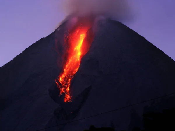 Lava caliente en erupción de montaña — Foto de Stock