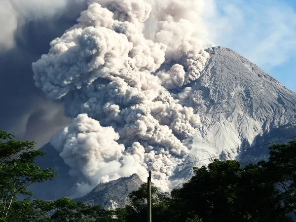 Nube caliente masiva en erupción de montaña — Foto de Stock