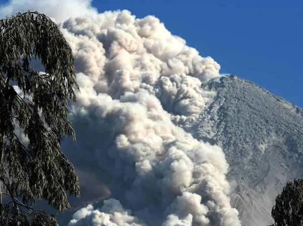 Nube caliente masiva que desciende sobre la montaña del volcán — Foto de Stock