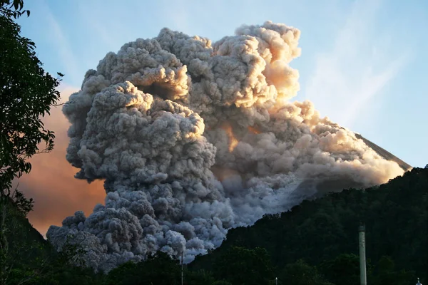 Nube caliente masiva en la montaña del volcán — Foto de Stock