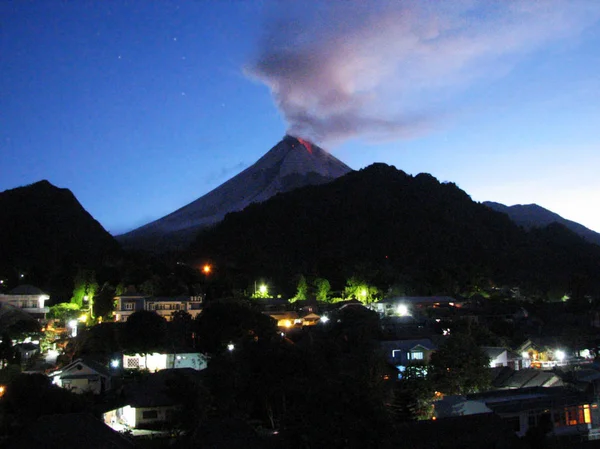 Nacht foto landschap op site van de berg — Stockfoto