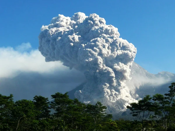 Fumaça na erupção vulcânica ativa — Fotografia de Stock