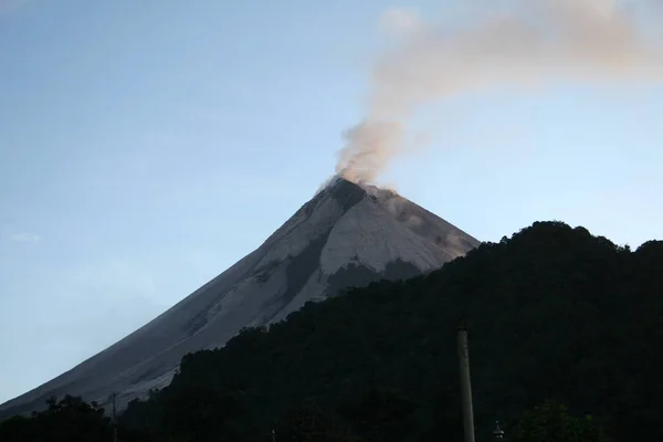 Fotografía de montaña humeante — Foto de Stock