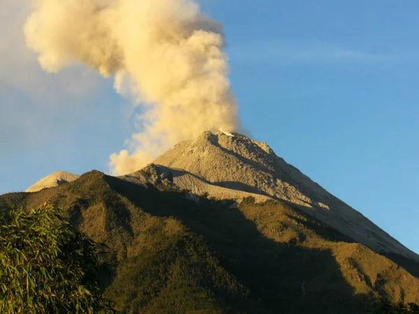 Humo que brota en el volcán activo — Foto de Stock