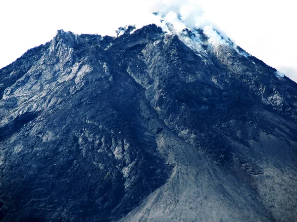 Верх активної вулканічної гори — стокове фото