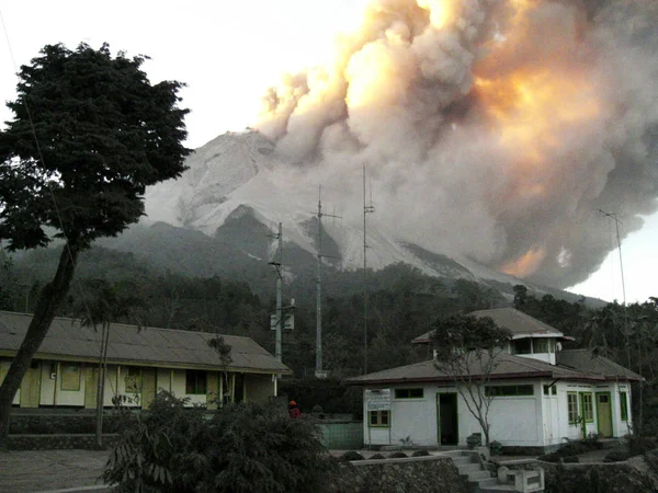 Volcán montaña nube caliente — Foto de Stock