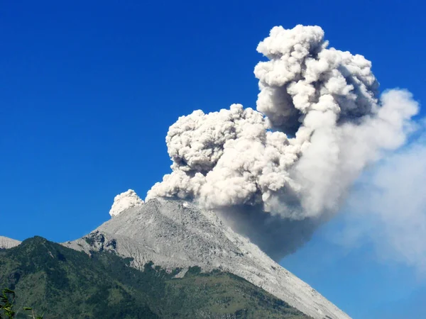火山山喫煙 — ストック写真