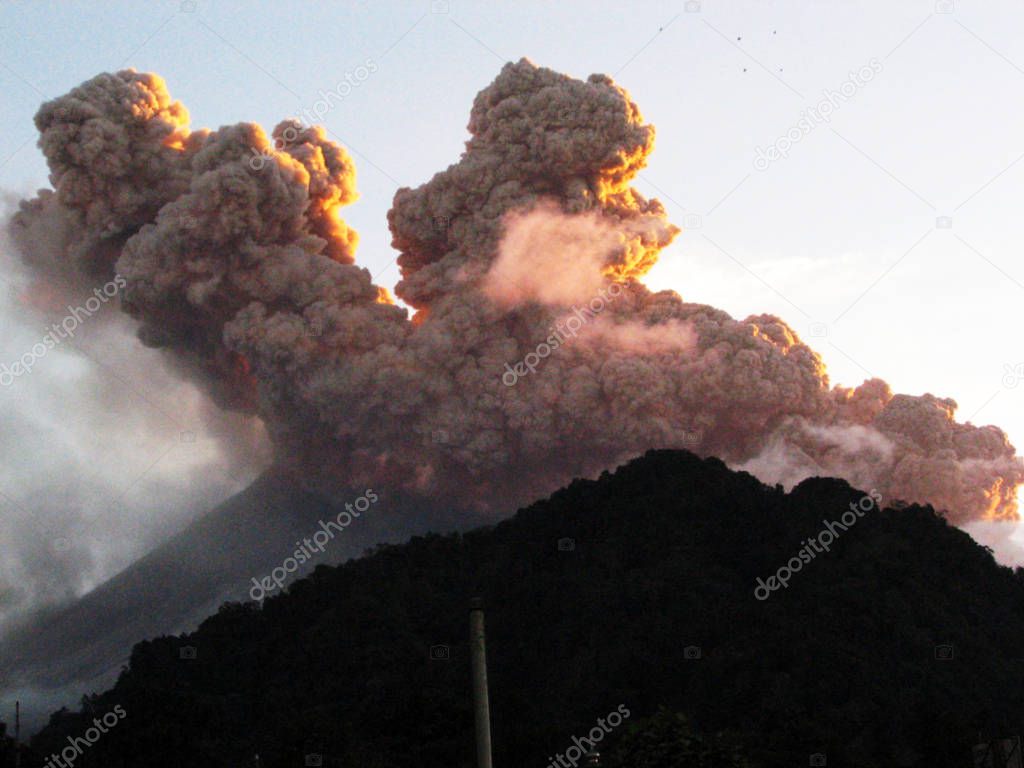 explosion a massive hot cloud on volcano mountain