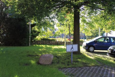 Koridorun sonundaki üniversite bahçesi.