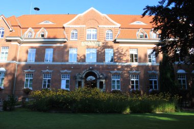 Koridorun sonundaki üniversite bahçesi.