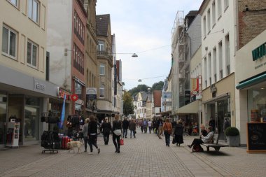 Bielefeld Almanya 'sında işlek bir ticaret caddesi