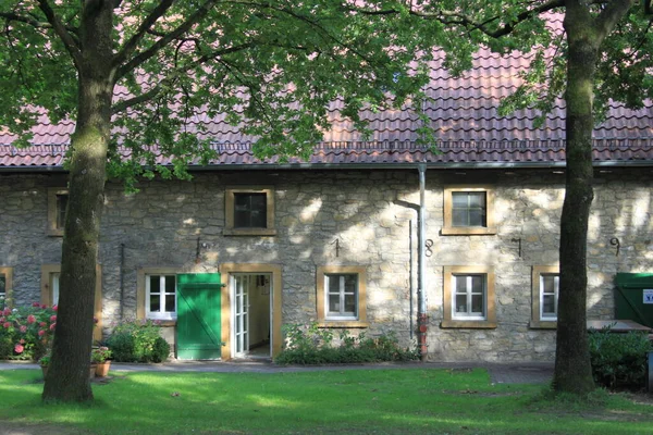 Schönes Altes Steinhaus Der Nähe Der Bäume — Stockfoto