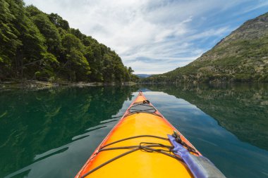 Sakin bir gölde kano yaparken. Patagonya sarısı kano sakin bir gölde. Dağlar ve bulutlar. Birinci şahıs bakış açısı. San Martn de los Andes, Patagonya, Arjantin