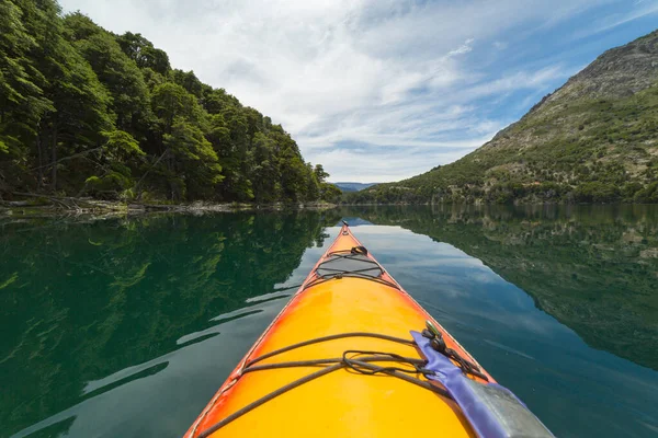 Sakin bir gölde kano yaparken. Patagonya sarısı kano sakin bir gölde. Dağlar ve bulutlar. Birinci şahıs bakış açısı. San Martn de los Andes, Patagonya, Arjantin