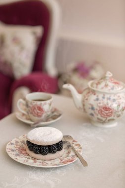 Böğürtlenli kek, sıcak çay ve porselen çaydanlık. Çay evi. Metin için boş boşluk