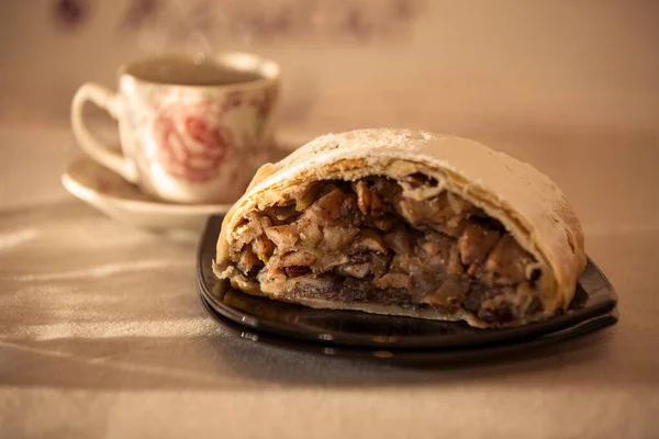 Elmalı turtayı sabah güneşinin altında sıcak çayla kapat..