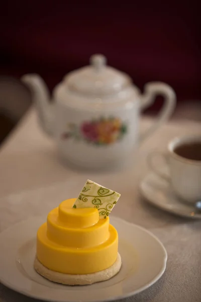 Porselen çömlekli sarı turta. Yemek fotoğrafçılığı. Metin için negatif boşluk