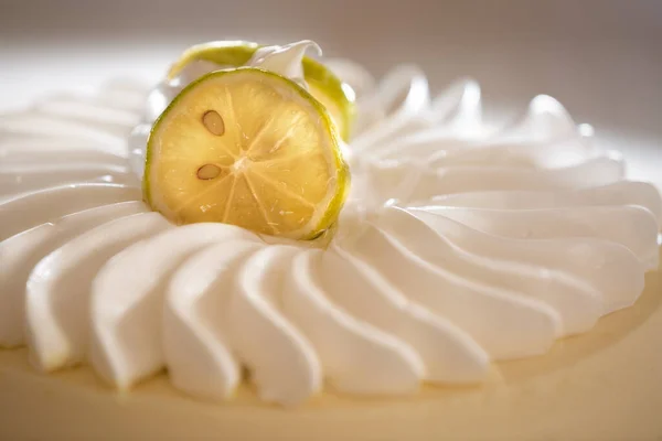 Limon dilimli limonlu turtanın yakın çekimi. Çay evi..