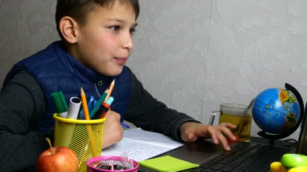 Ensino Distância Learning Schoolboy Recebe Educação Line Faz Lição Casa — Vídeo de Stock