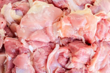 Taze çiğ tavuk eti, doğranmış ve pişirilmeye hazır. Yakın plan..