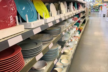 Kiev. Ukrayna. Temmuz 2017: Mağazadaki raflarda farklı çanak çömlekler.