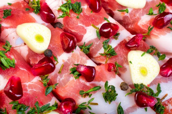 Damarlı pastırma. Et yemeği. Bitki ve nar tohumları serpiştirilmiş. Et dokusuna yakın çekim. Yatay çekim.