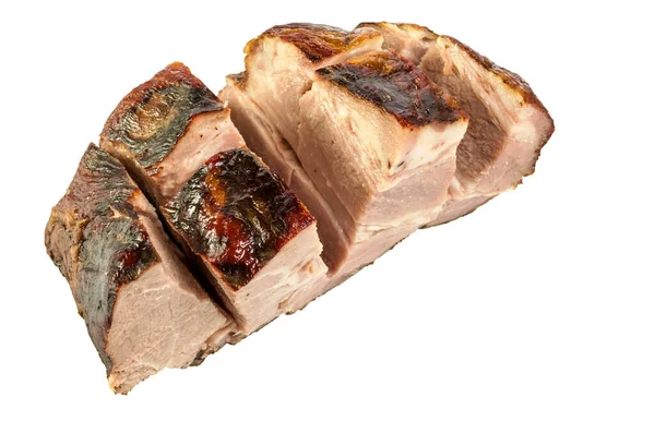Beyaz arka planda izole edilmiş lezzetli kabuklu büyük bir parça ızgara domuz jambonu. Yakın plan.