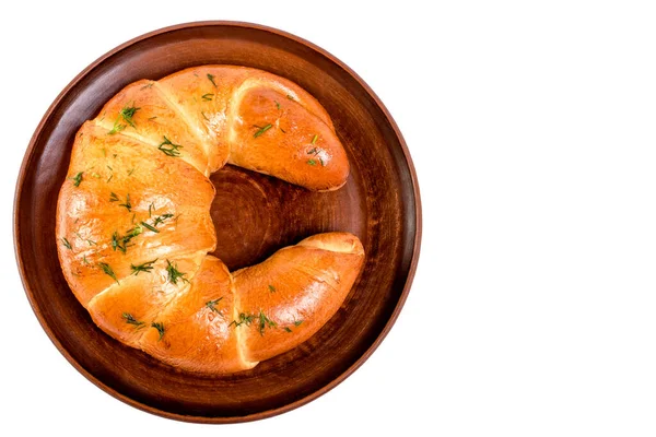 Croissant Grande Recién Horneado Espolvoreado Con Eneldo Plato Barro Aislado —  Fotos de Stock