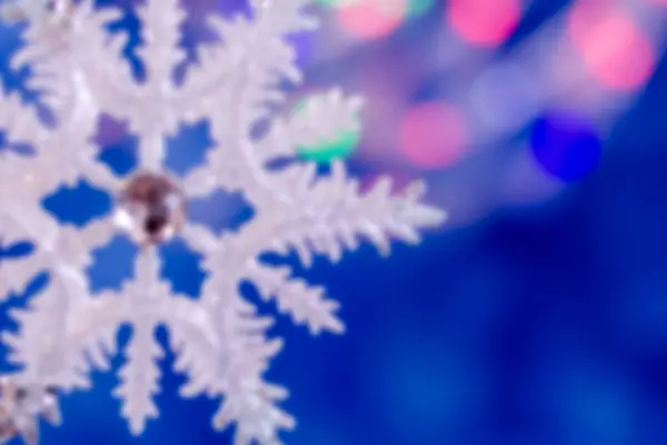 Рождественская Снежинка Голубом Фоне Разряжена Художественное Пятно Крупный План — стоковое фото