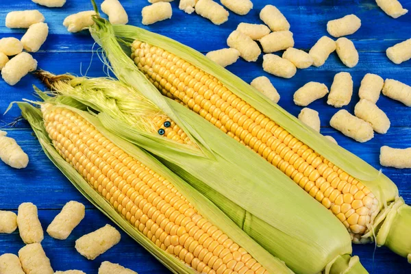 Three Cobs Ripe Sweet Corn Lie Blue Wooden Background Corn — Stock Photo, Image