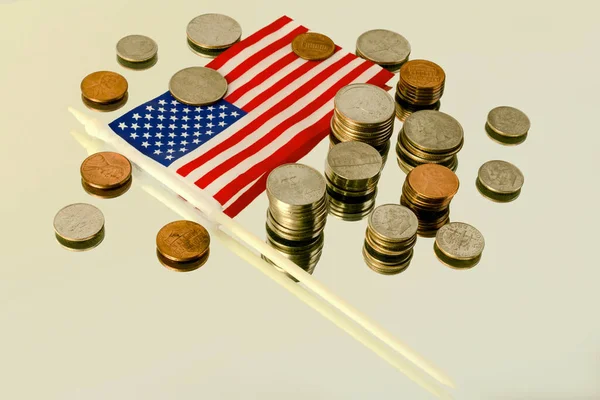 Различные Американские Монеты Колонне Американский Флаг Отражающей Поверхности — стоковое фото