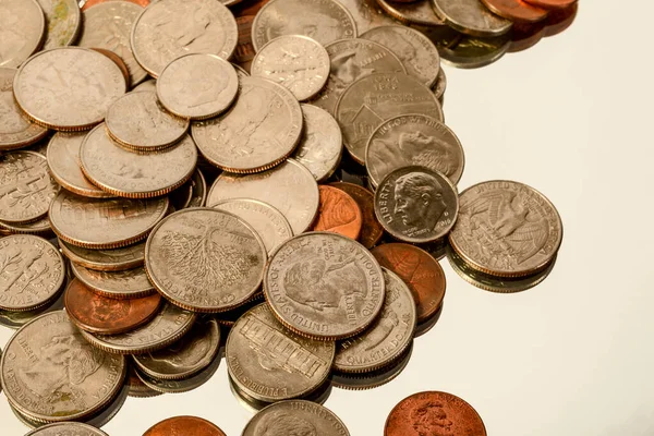 Yansıtıcı yüzeyde farklı Amerikan paraları var..