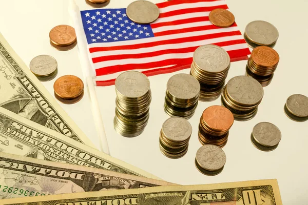 Verschiedene Amerikanische Münzen Und Banknoten Sowie Die Amerikanische Flagge Liegen — Stockfoto