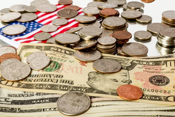 Различные Американские Монеты Банкноты Американский Флаг Лежат Отражающей Поверхности Абстрактный — стоковое фото