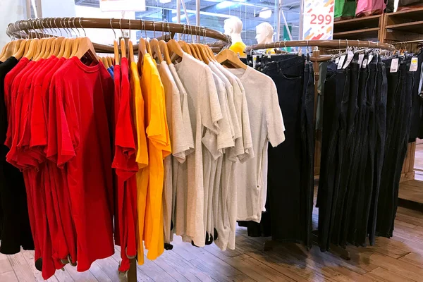 Kiev. Ukrayna. Temmuz 2017: - Mağazadaki bir rafta asılı renkli tekstil gömlekler.