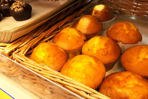 Dükkandaki raflarda taze kekler. Raflarda bir sürü ekmek.